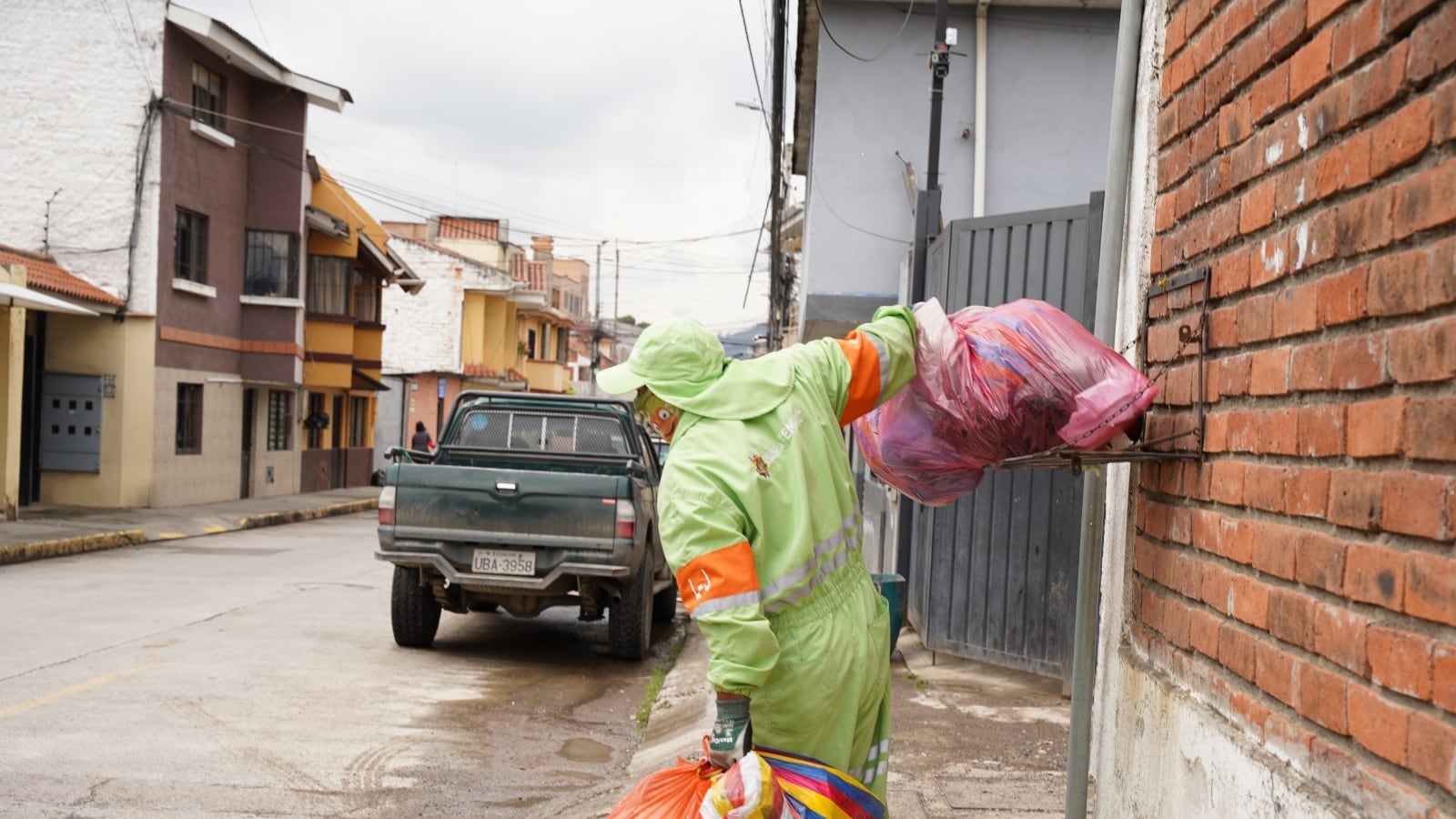 Vecinos y autoridades participan en la socialización del proyecto de EMAC EP que busca garantizar una recolección de basura justa y eficiente en Cuenca.