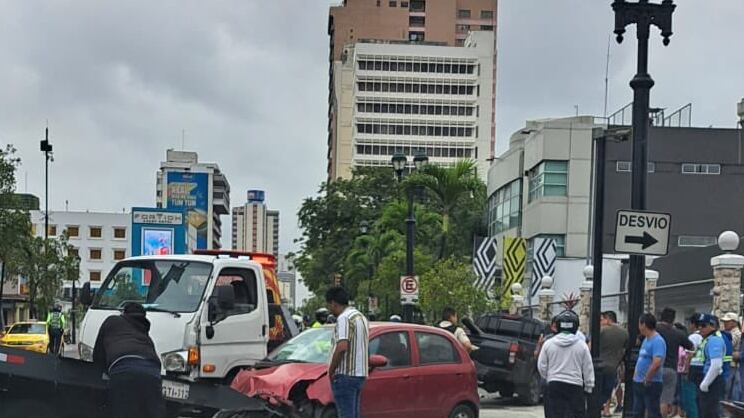 Así fue el fuerte choque que dejó cinco heridos en Guayaquil