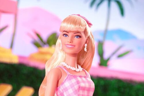 ¿Te la habías imaginado? Te traemos un nuevo modelo, así se vería Barbie en la vejez, según la inteligencia artificial