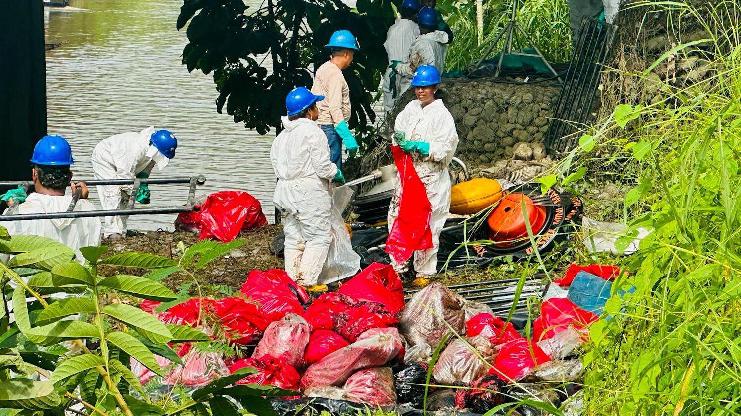 Avanzan trabajos de contención y recuperación de crudo en Esmeraldas
