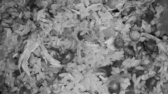 Decenas de personas se intoxicaron al comer arroz con pollo.