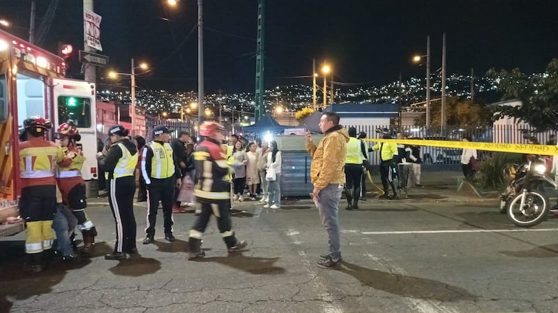 Una persona herida deja accidente de tránsito entre un vehículo y una unidad del Trolebús en el sur de Quito