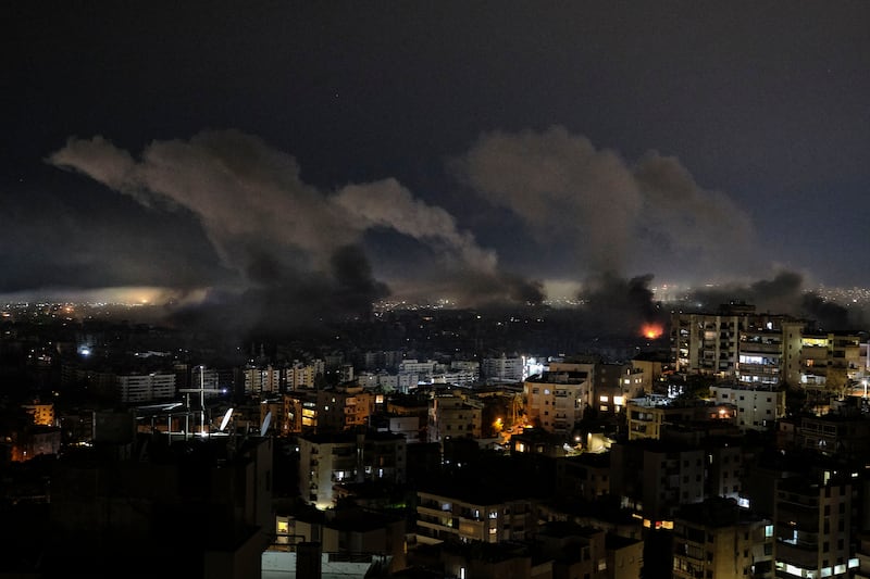 GRAF8387. BEIRUT (LÍBANO), 11/03/2026.- El Ejército de Israel anunció otra oleada de bombardeos "a gran escala" contra el Dahye, los suburbios del sur de Beirut, inmediatamente después de registrar un lanzamiento de decenas de cohetes del grupo chií libanés Hizbulá contra su territorio. "Las Fuerzas de Defensa de Israel (FDI) han comenzado una ola de ataques a gran escala contra infraestructura de Hizbulá en la zona del Dahye de Beirut", recoge el comunicado publicado este miércoles por el Ejército israelí. EFE/ Edgar Gutiérrez