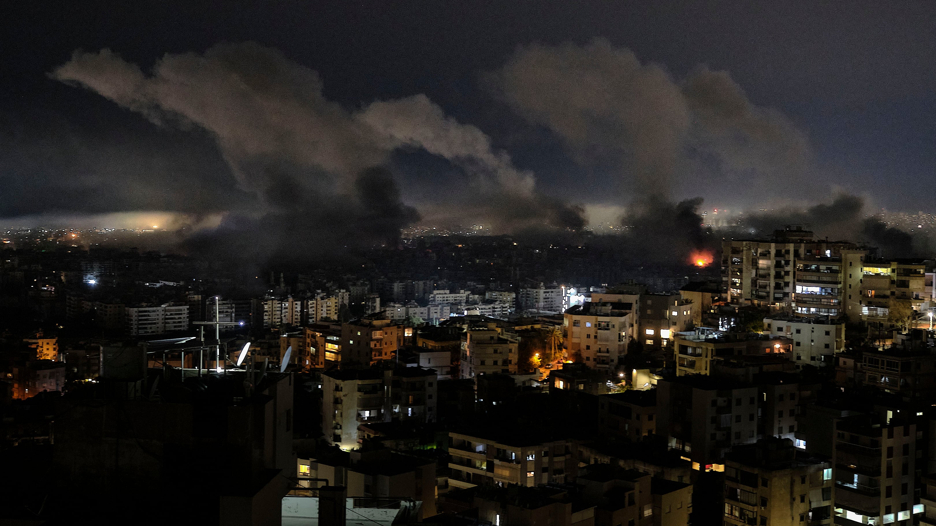 GRAF8387. BEIRUT (LÍBANO), 11/03/2026.- El Ejército de Israel anunció otra oleada de bombardeos "a gran escala" contra el Dahye, los suburbios del sur de Beirut, inmediatamente después de registrar un lanzamiento de decenas de cohetes del grupo chií libanés Hizbulá contra su territorio. "Las Fuerzas de Defensa de Israel (FDI) han comenzado una ola de ataques a gran escala contra infraestructura de Hizbulá en la zona del Dahye de Beirut", recoge el comunicado publicado este miércoles por el Ejército israelí. EFE/ Edgar Gutiérrez