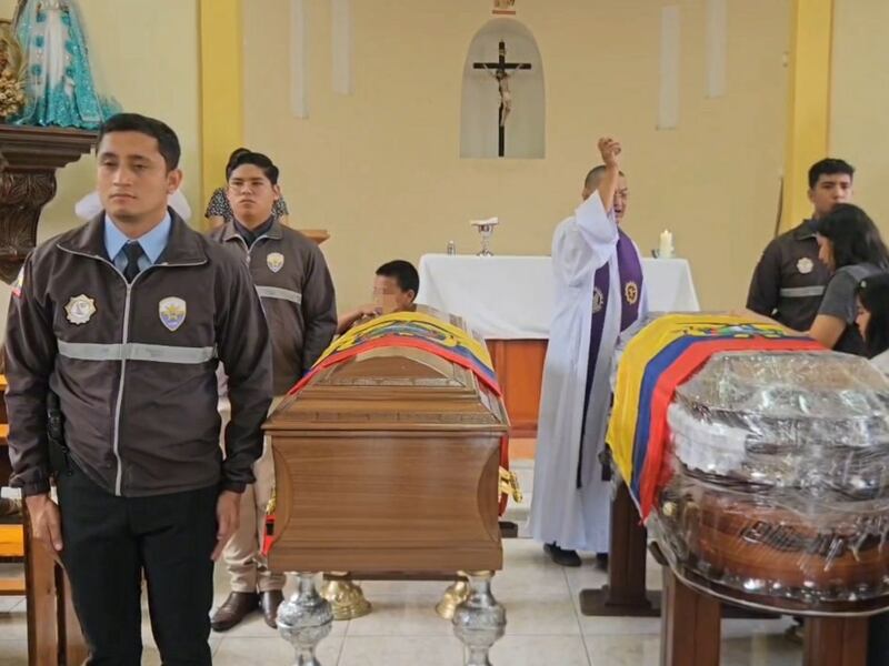 Hijo de policía asesinado en Manabí rompe en llanto: “Se me fue mi papá, con quién voy a compartir tiempo ahora”