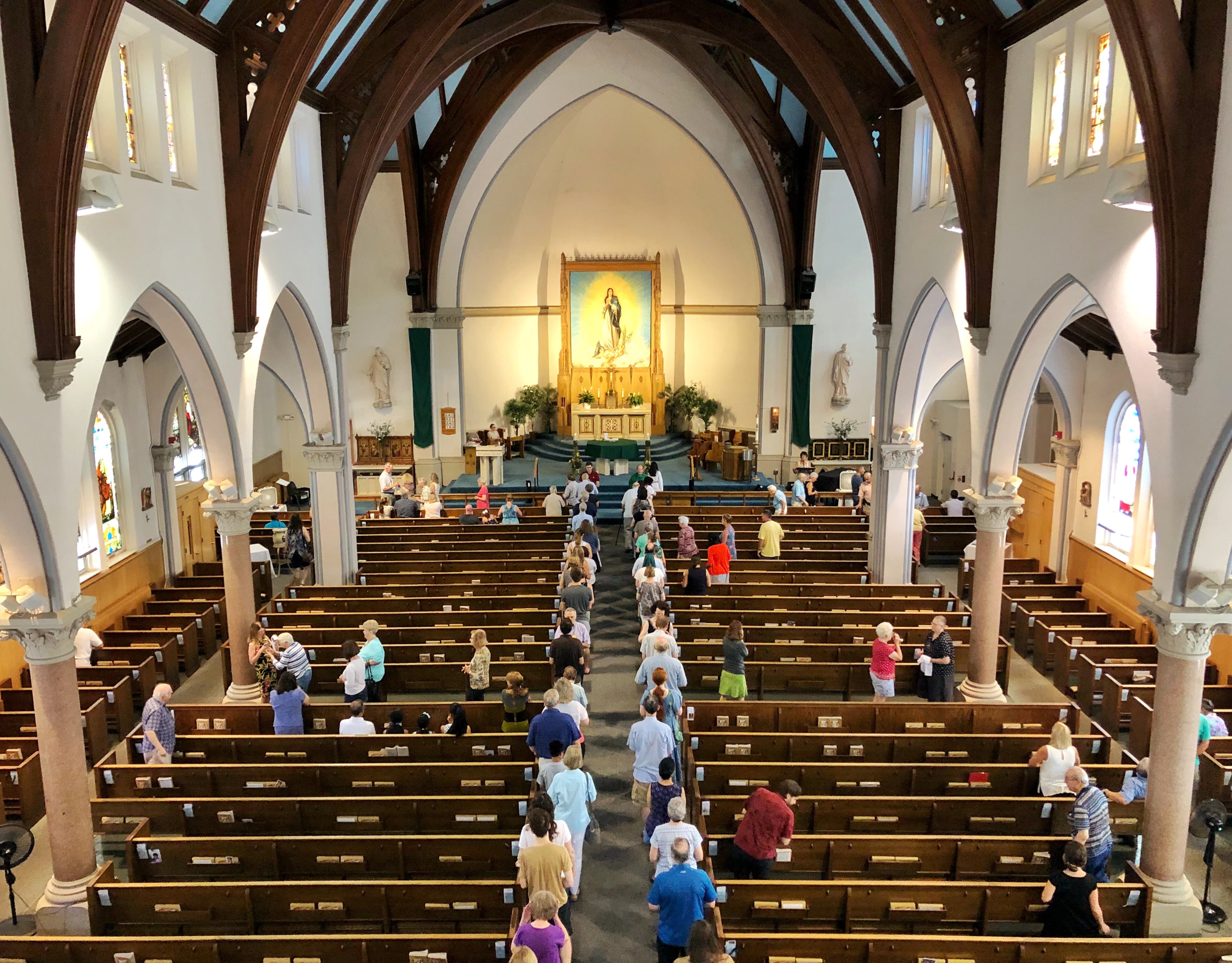 sacerdote reprende monaguilla y el video genera reacciones