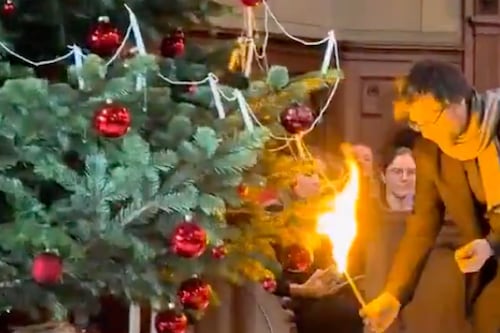 VIDEO: Una antigua tradición navideña renace: velas en lugar de luces