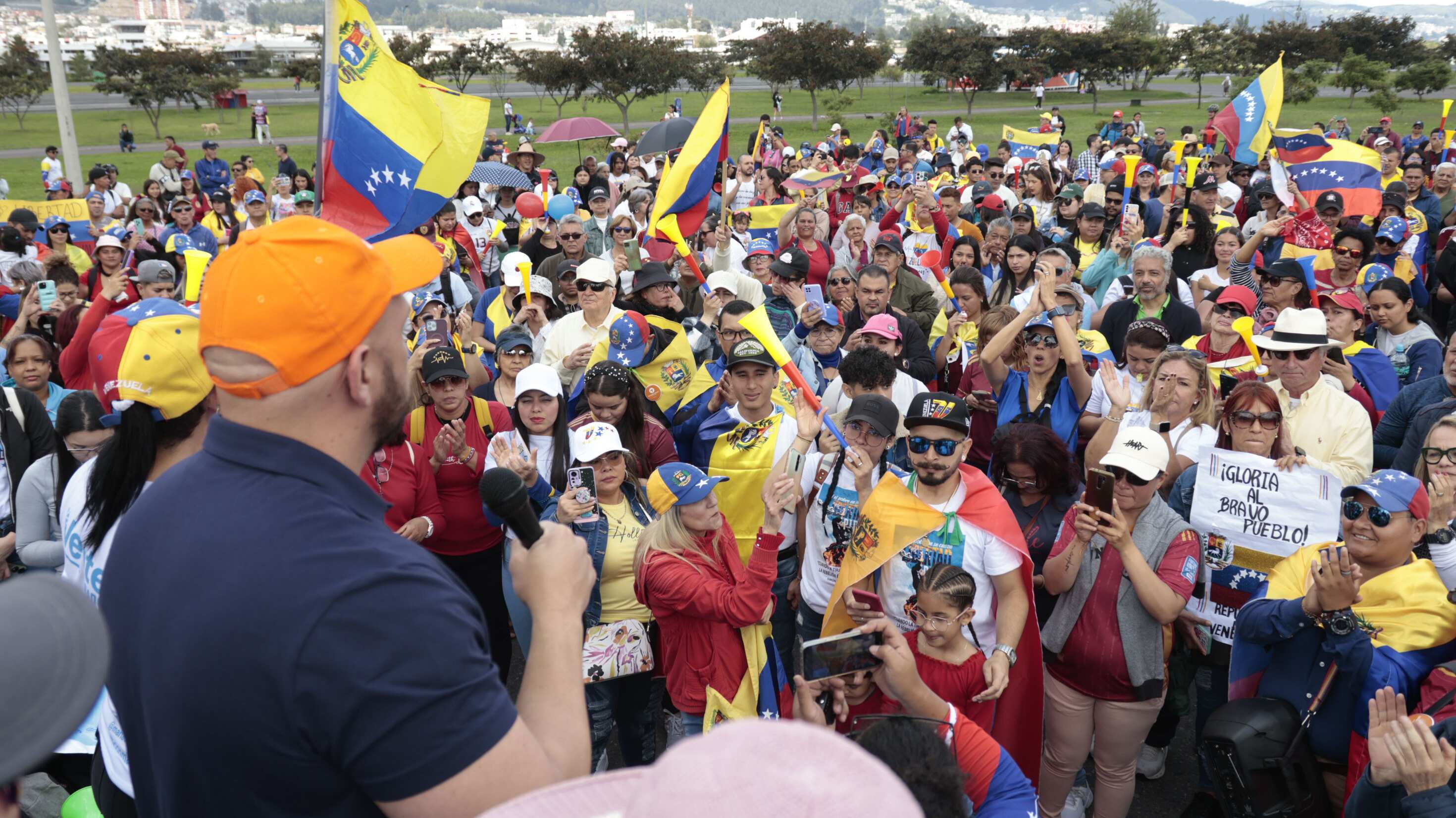Venezolanos radicados en Quito se concentraron para apoyar a Edmundo Gonzalez como presidente de Venezuela y pedir salida de Maduro, en el parque Bicentenario. API/HENRY LAPO