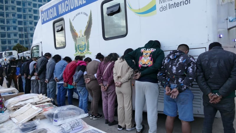 Golpe a Los Lobos y Los Choneros en Quito: 33 detenidos, armas y drogas incautadas en el Comité, La Bota y El Mirador. Foto: Policía Nacional