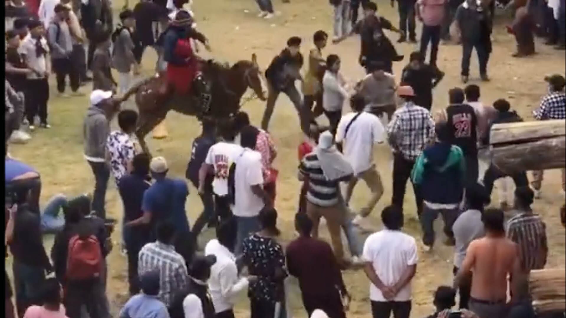 Fiestas de Sangolquí: Pelea de borrachos se viralizó en plena plaza