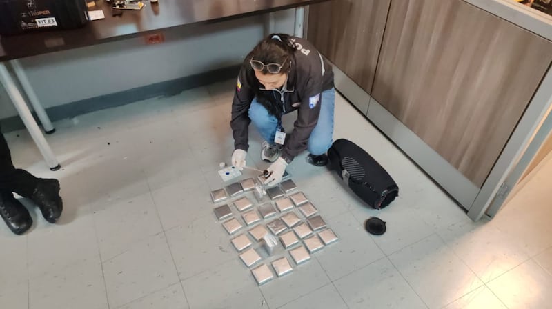 Descubren cocaína escondida en un parlante en el aeropuerto de Quito: pasajero iba a España