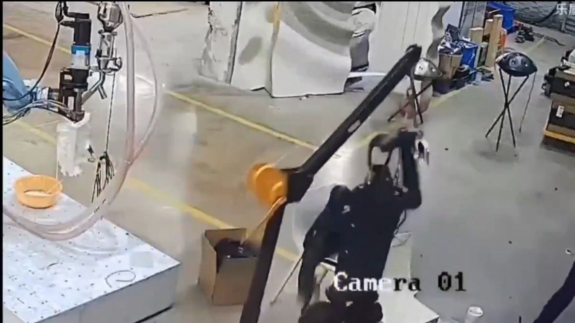 Un robot en China se salió de control durante una prueba y terminó golpeando a dos ingenieros