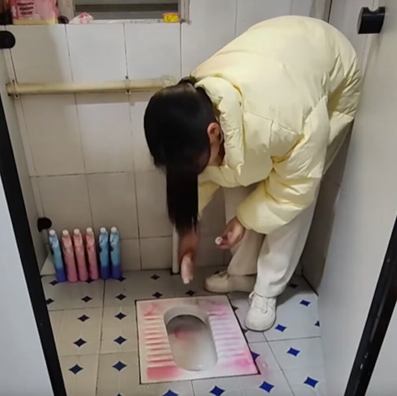 Una joven vive en un baño de la fábrica en la que trabaja para ahorrar dinero