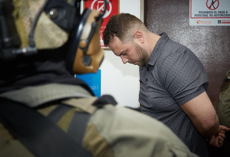 Fotografía cedida por la Fiscalía General de la Nación que muestra la detención del ciudadano estadounidense John Nelson Poulos, principal sospechoso del asesinato de la DJ colombiana Valentina Trespalacios.