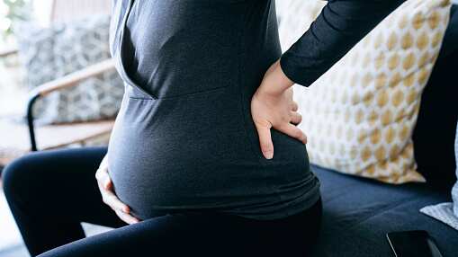 Mujer fue encarcelada tras fingir 17 embarazos donde logró obtener más de USD 100 mil en beneficios.