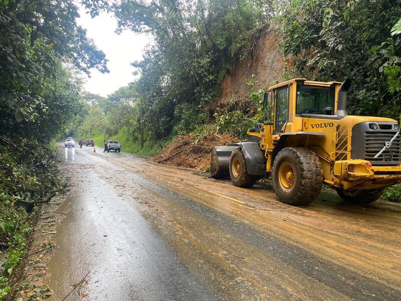 Deslizamiento de tierra en vía Calacalí la Independencia