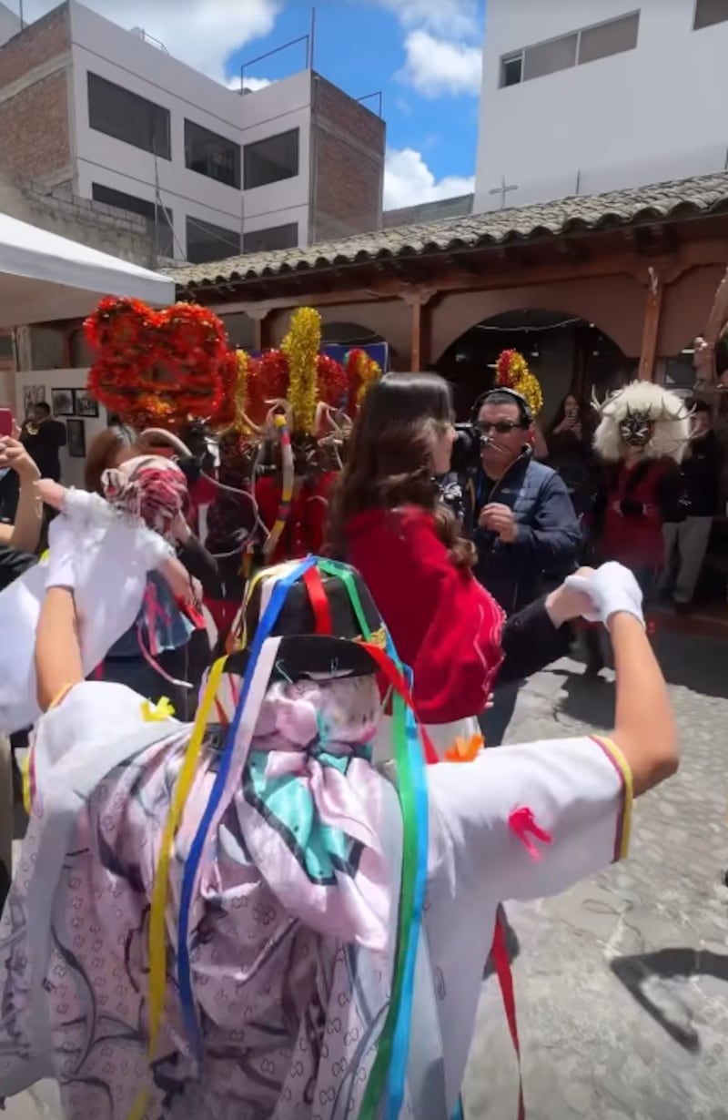 Miss Universo Fatima Bosch bailando música ecuatoriana.