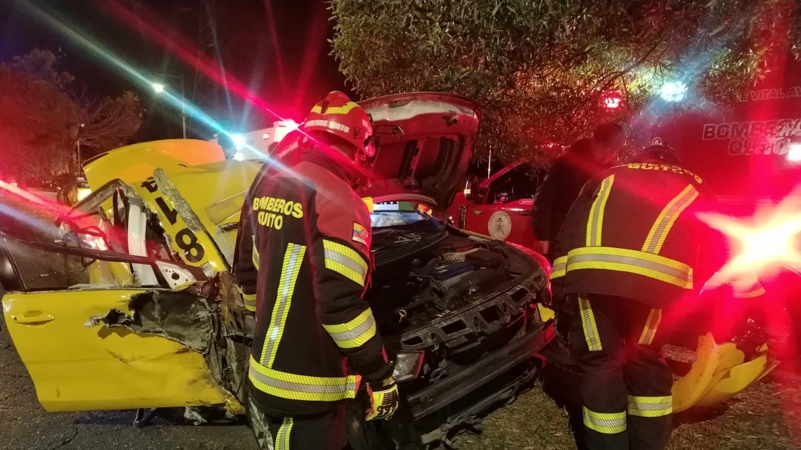 Una persona resultó herida tras choque entre vehículo y tráiler en la Av. Simón Bolívar, en Quito