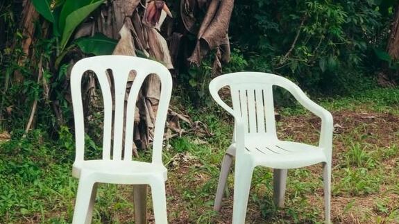 El significado que guardan las sillas blancas de Bad Bunny en su reciente álbum