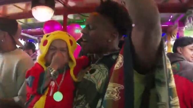 IShowSpeed en Ecuador: Con poncho y cargado a Jorgito bailó el Juyayay en una chiva