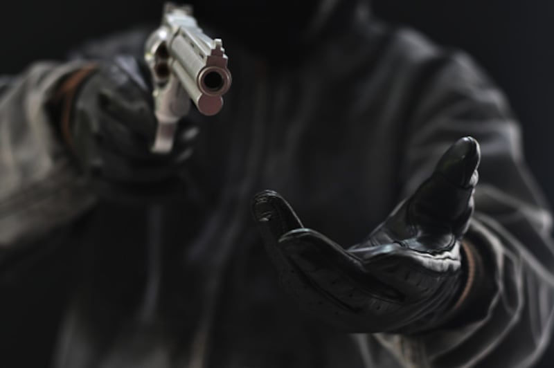 Violento asalto por parte de ‘sacapintas’ dejó a una mujer herida en el sur de Quito.