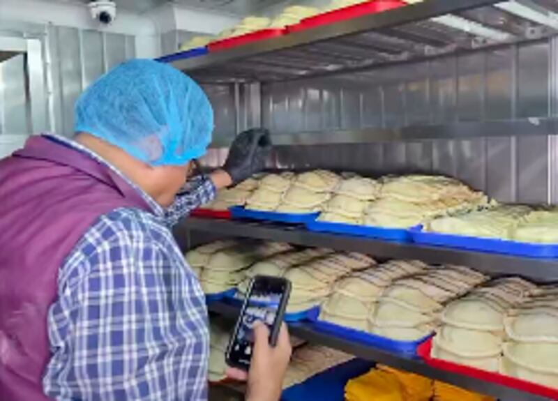 Empanadas caducadas y con plagas fueron halladas en planta clausurada de Durán por Arcsa.