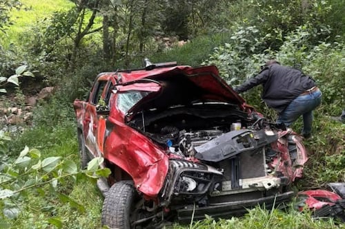 Conductor cae 100 metros durante el Rally de Saraguro y sobrevive sin heridas graves