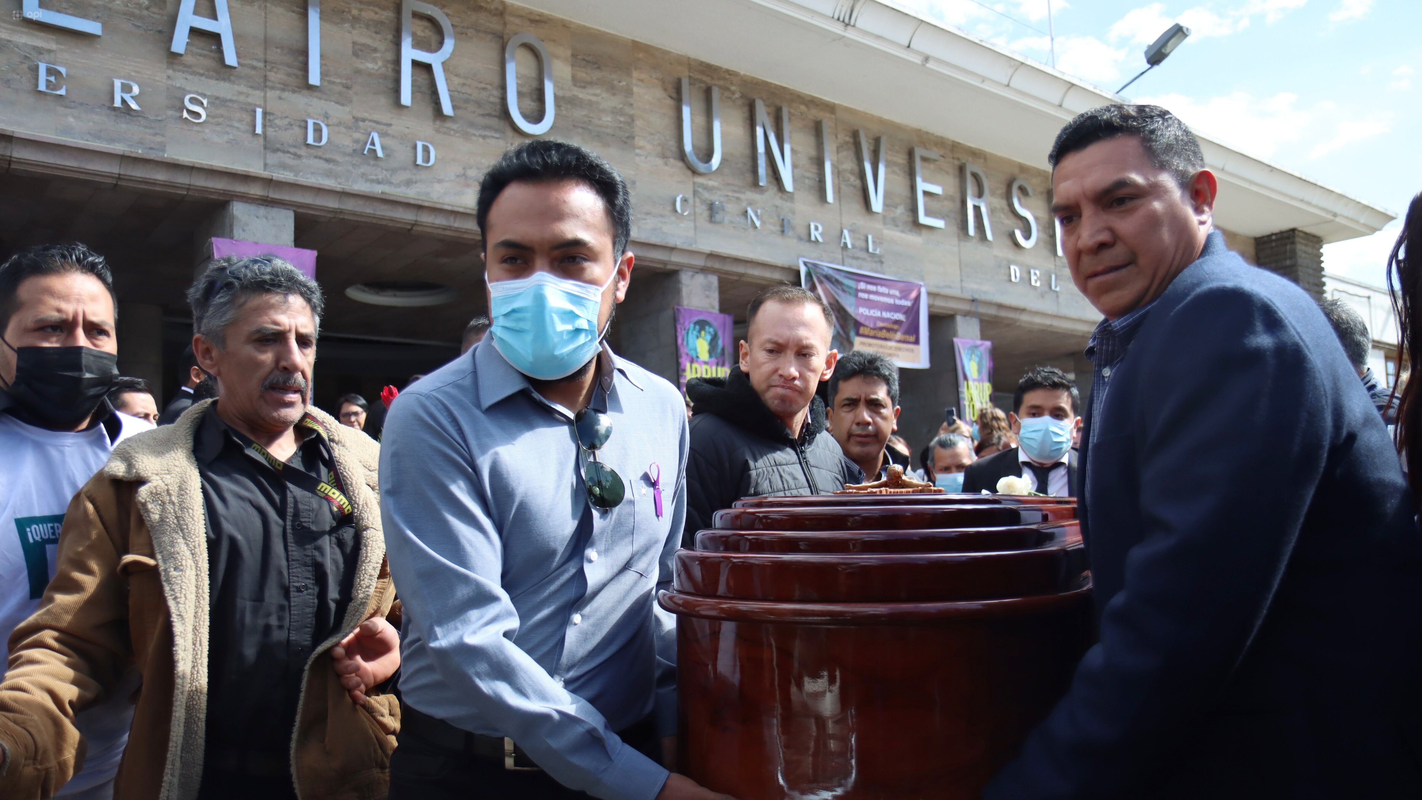Traslado de los restos de María Belén Bernal al Camposanto Monteolivo desde el teatro de la Universidad Central.