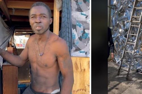 Vive en la calle, construyó una casa de cartón de dos pisos y se volvió viral por su ingenio