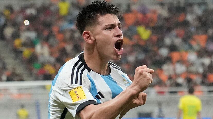 Claudio Diablito Echeverri fue parte de la Argentina Sub 17 que disputó el mundial de Indonesia 2023 donde quedaron cuartos.