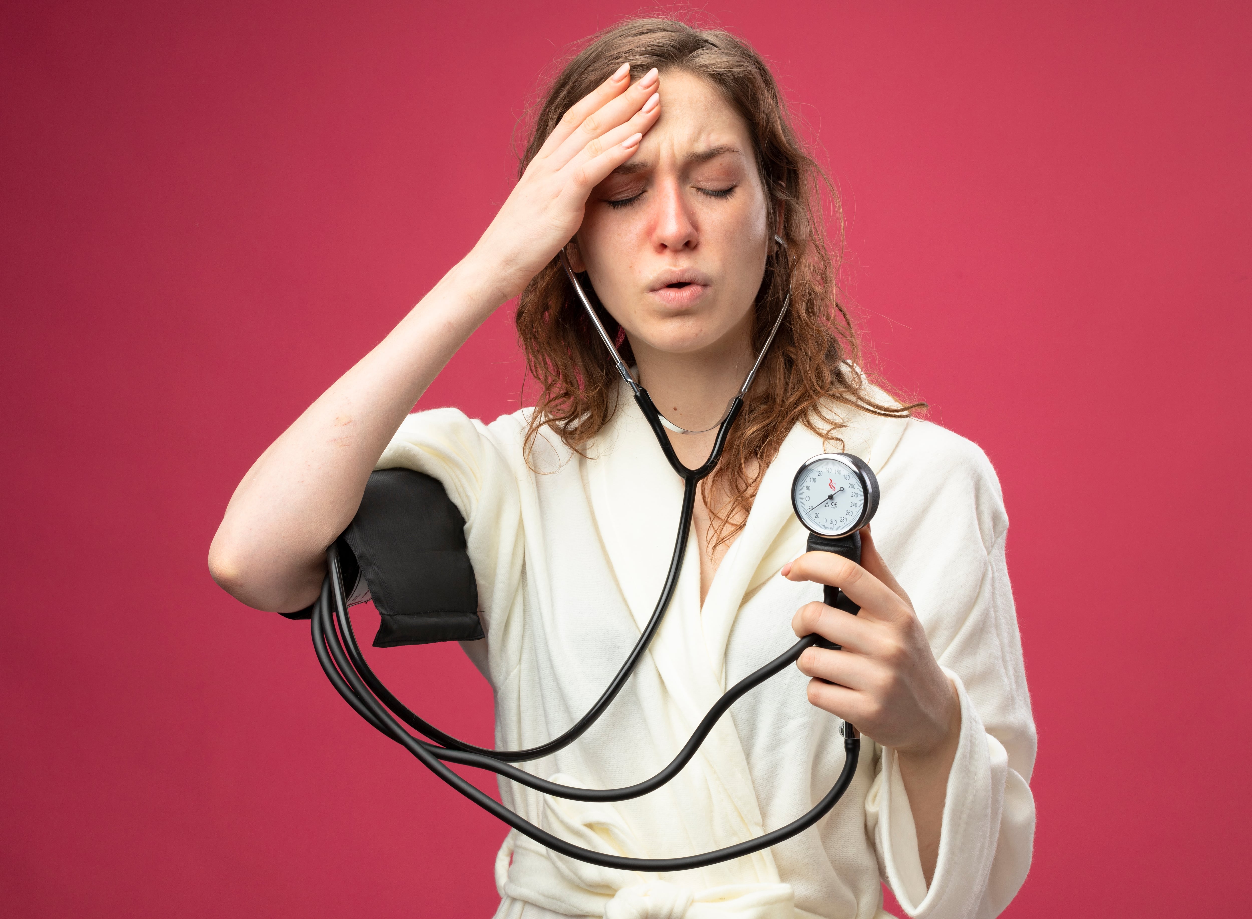 Muchas personas tienen hipertensión y no lo saben. Conoce los riesgos para la salud y qué cambios pueden ayudar a prevenirla y mantenerla bajo control. Foto: Magnific.