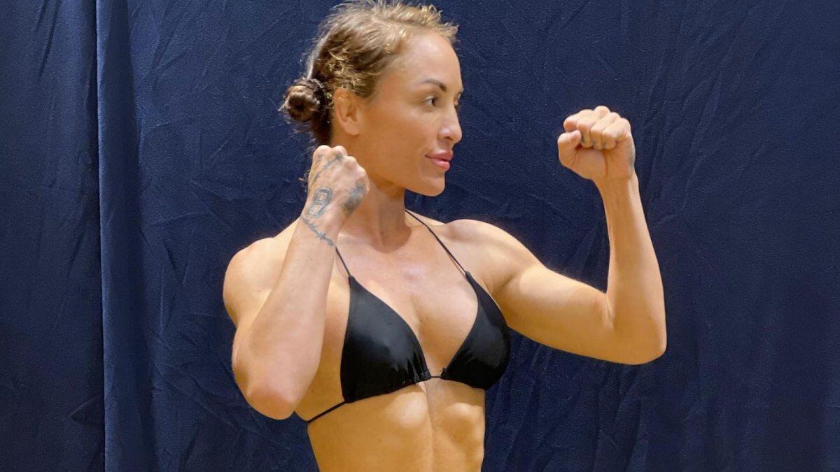 Boxeadora celebra con topless y aumenta su poder en OnlyFans.