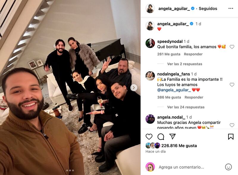 Ángela Aguilar y familia.