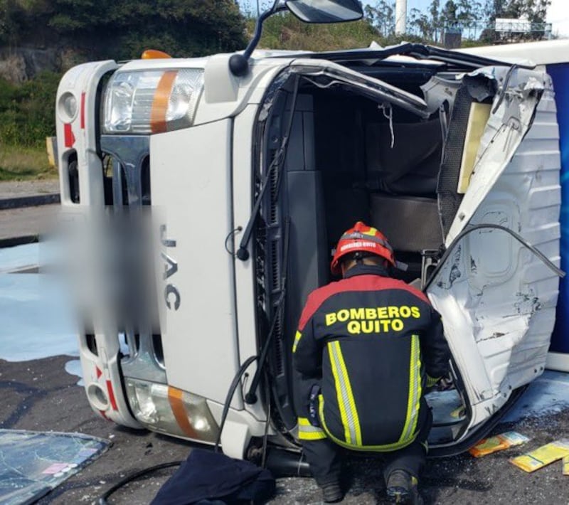 Accidente de tránsito en la Av. Simón Bolívar: camión se vuelca