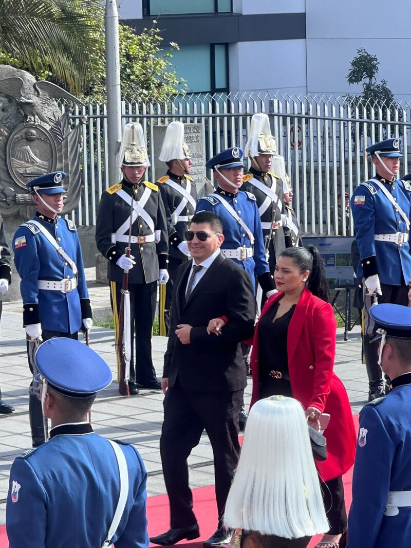 ¿Por qué el traje oscuro prima en hombres en la posesión presidencial de Daniel Noboa?. Imagen: Carlos Bolaños (Metro Ecuador)