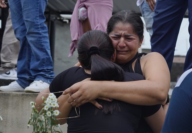 Está tarde, familiares y amigos dieron el último adios a las víctimas de la masacre en un bar del recinto La Guayas, en El Empalme.
Fotos: César Muñoz/API