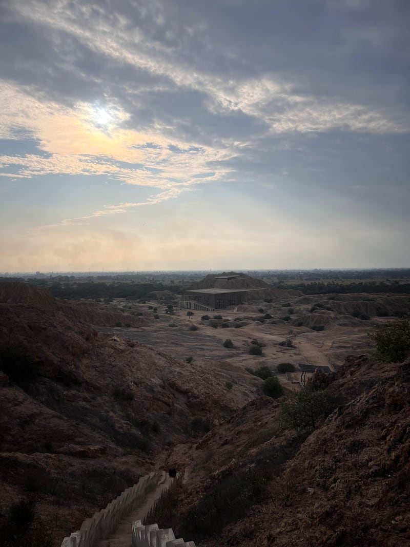 Vista panorámica del Valle de las Pirámides dentro del museo Túcume, Perú