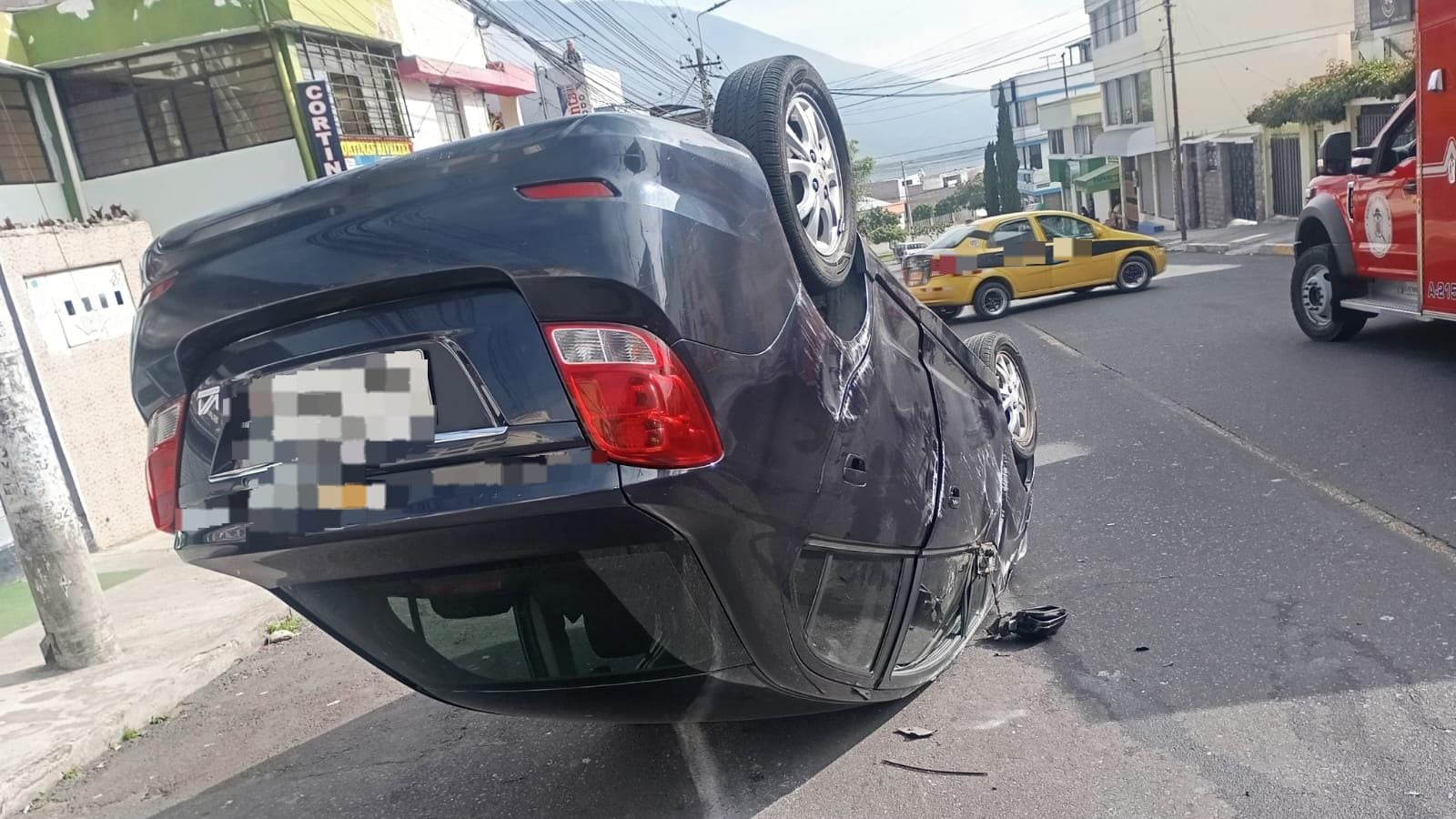 Quito: accidente entre dos vehículos dejó un auto volcado en Carcelén - Fuente: AMT