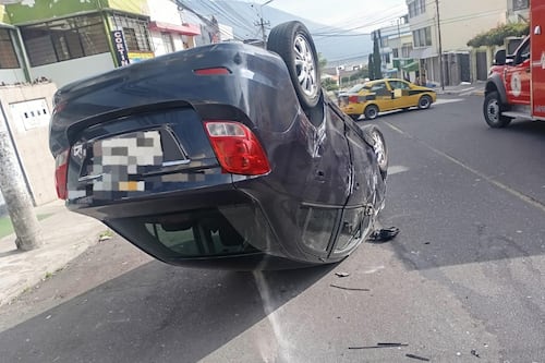 Quito: accidente entre dos vehículos dejó un auto volcado en Carcelén