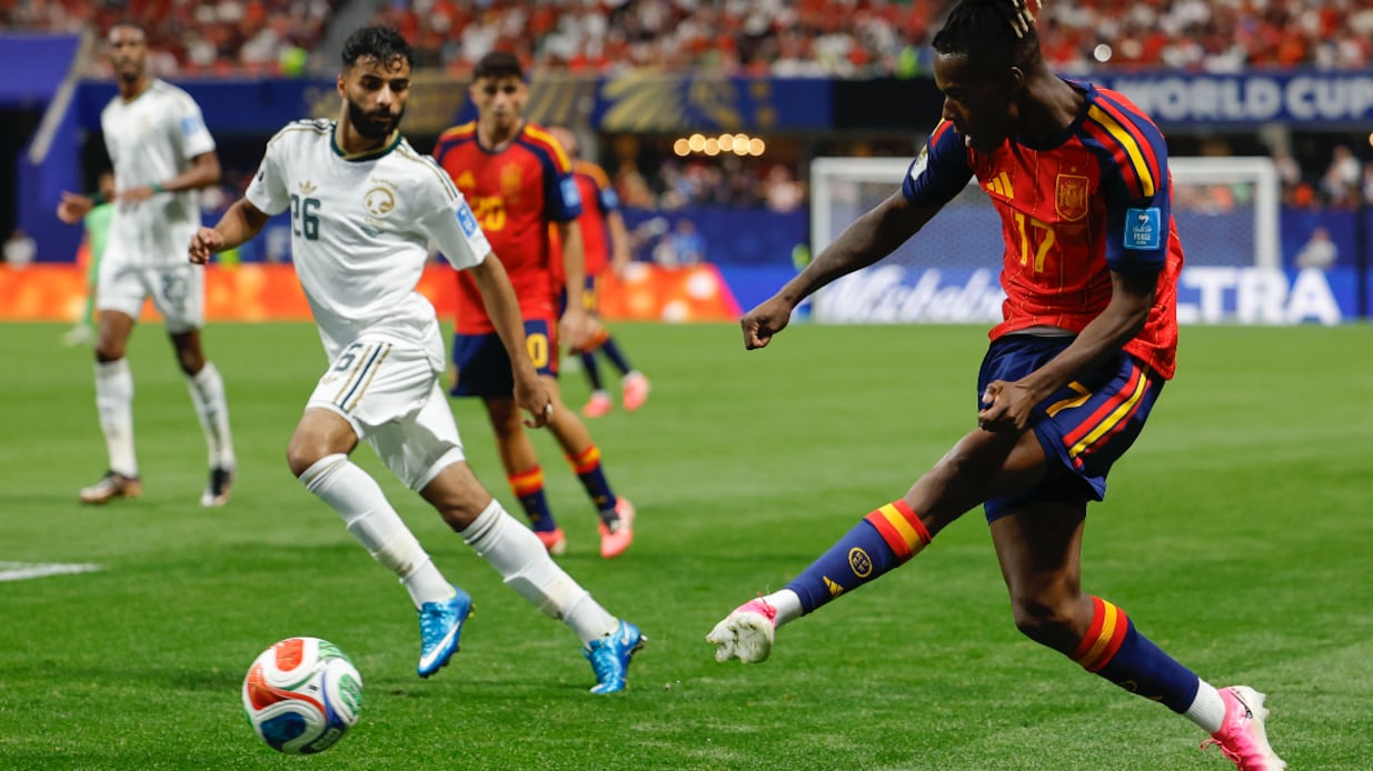 España le ganó 4-0 a Arabia Saudita con contundencia. En la foto el español Nico Williams hace un centro peligroso directo hacia el área árabe.