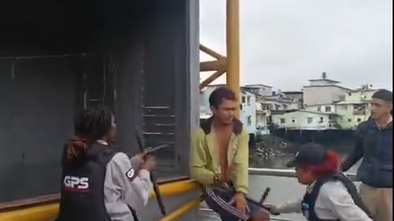 VIDEO: Ladrón recibe paloterapia por dos mujeres vigilantes en Guayaquil - Fuente: Video de X