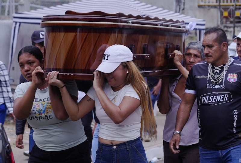 Está tarde, familiares y amigos dieron el último adios a las víctimas de la masacre en un bar del recinto La Guayas, en El Empalme.
Fotos: César Muñoz/API