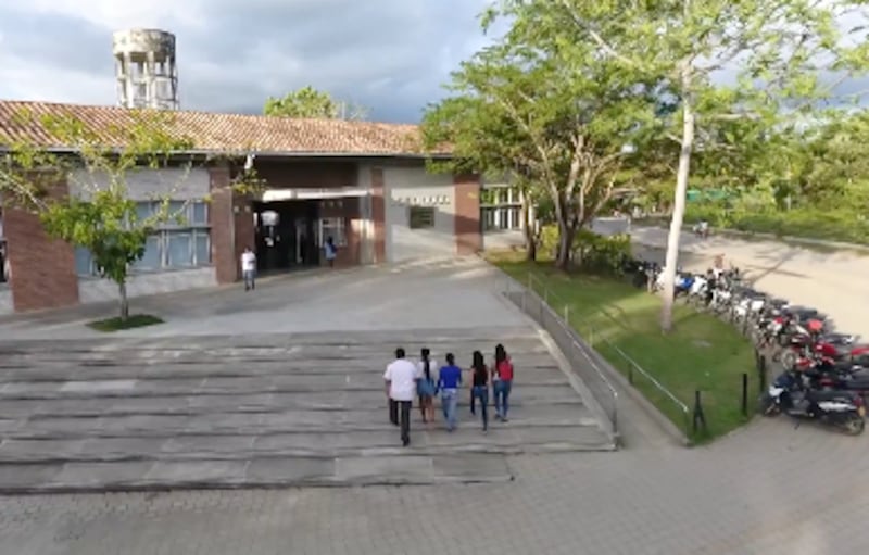 médicos fueron detectados usando tecnología oculta para copiar en examen en la Universidad de Antioquia, Colombia.