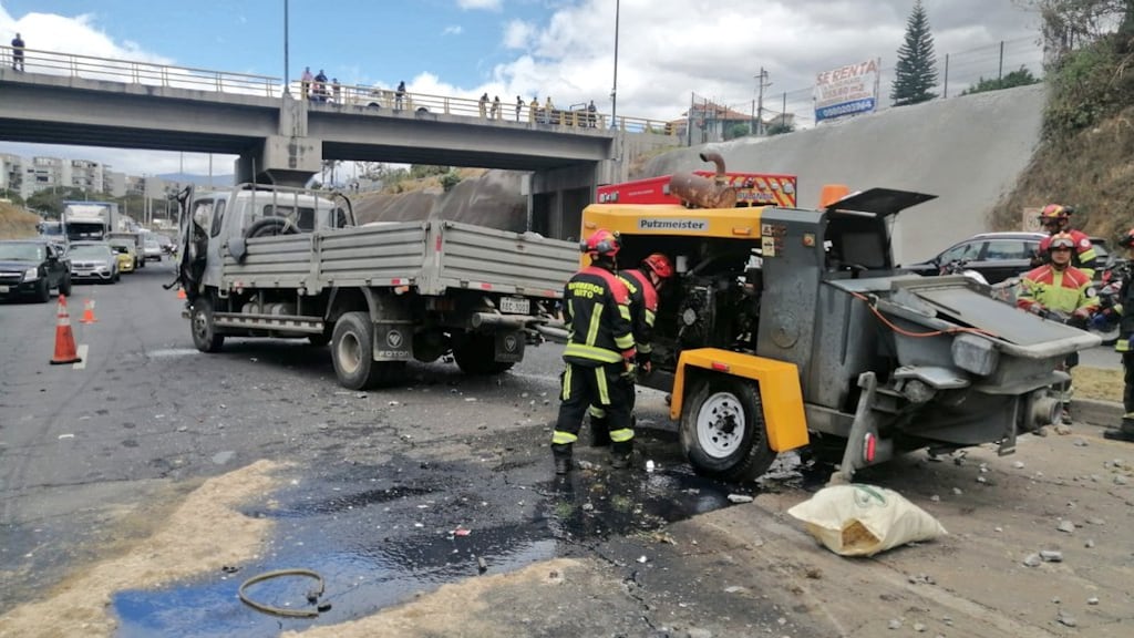 Cuatro heridos y daños materiales tras siniestro en la Ruta Viva, en Quito