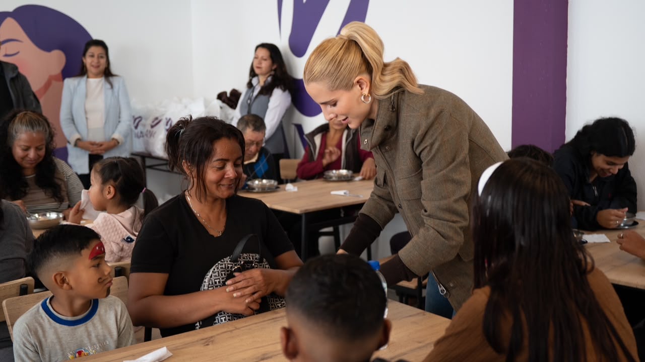 Lavinia Valbonesi, primera dama de Ecuador y fundadora de Fundación ANA en el tercer comedor comunitario impulsado por ANA