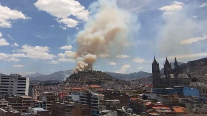 Incendio forestal en el sector de El Panecillo, centro de Quito