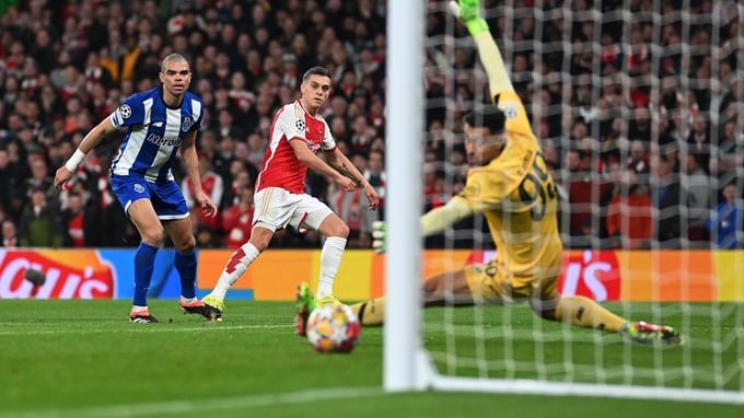 Lenadro Trossard marca con el Arsenal ante el Porto