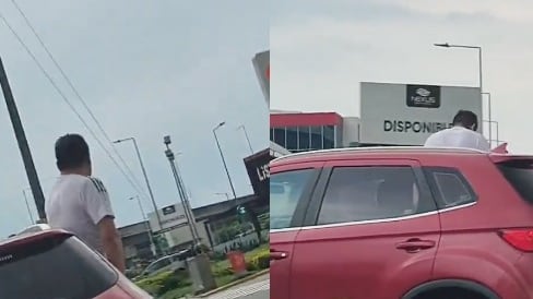 hombre aparentemente orinando desde un carro en Guayaquil