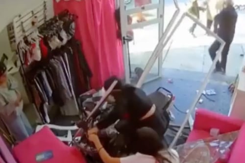 Video: Perdieron el control de la moto y arrasaron con un local de lencería