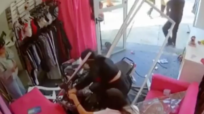 menores iban en moto y chocaron contra negocio